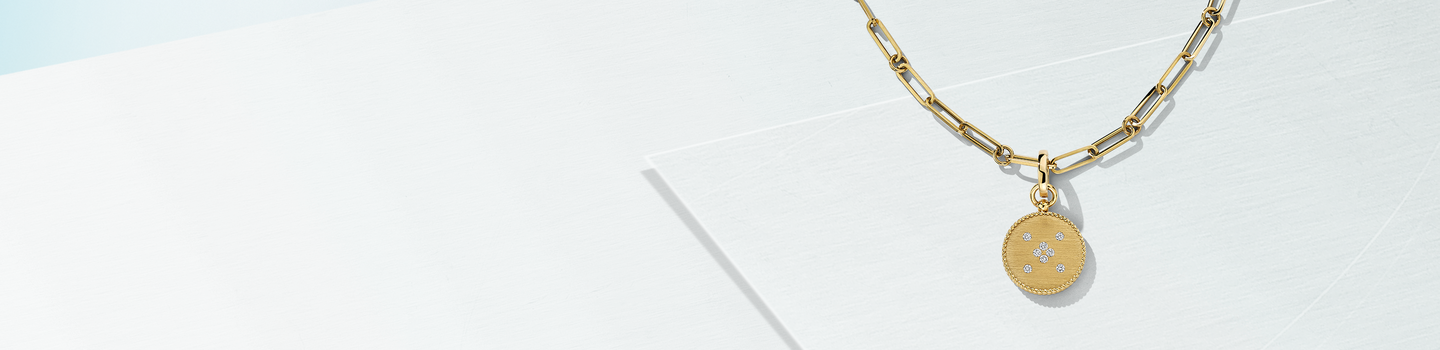 Roberto coin venetian princess small yellow necklace sur fond bleu clair.