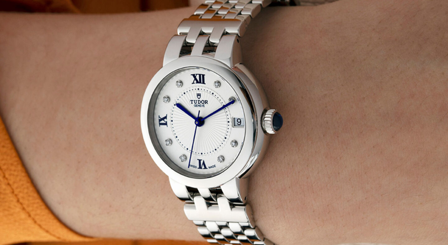 Montre TUDOR Clair de Rose au poignet.