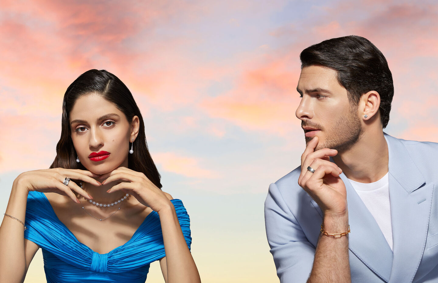 Un homme et une femme portant des bijoux de la Maison Birks sur un fond coloré.