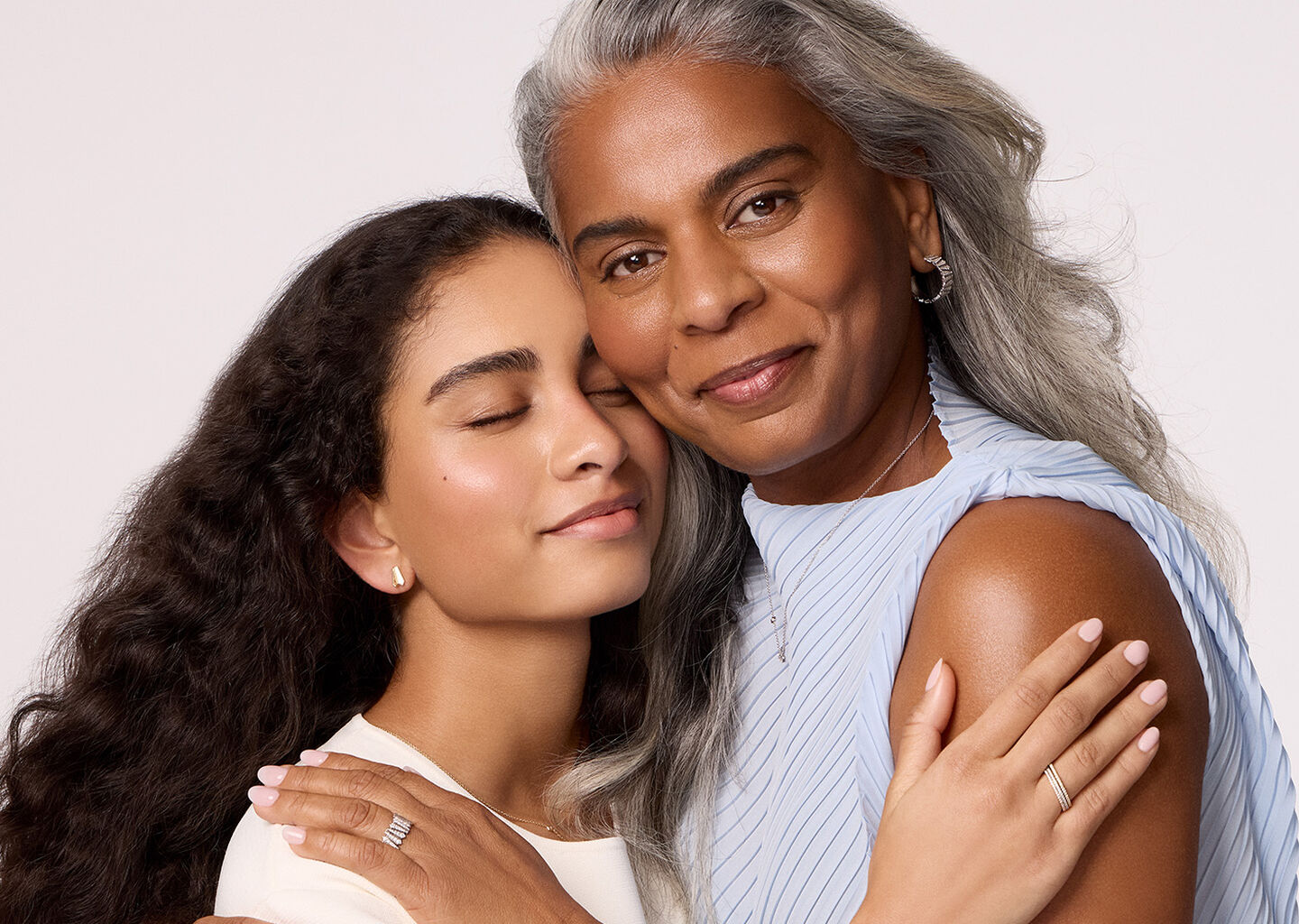 Une m&egrave;re et sa fille portant des bijoux Maison Birks. 