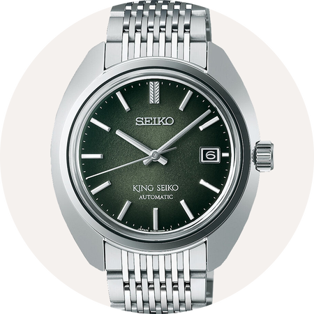 Montre King Seiko sur un fond beige.
