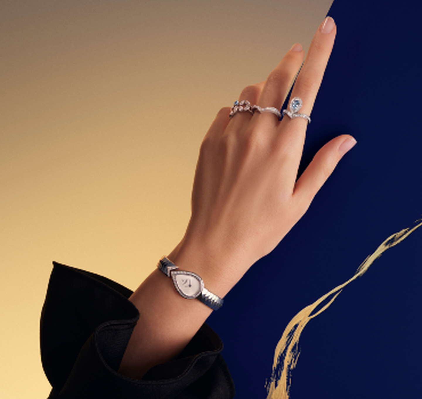 Une femme porte une montre et les bijoux de la collection Joséphine de Chaumet.