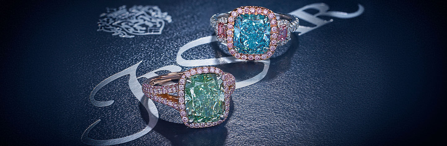 Pierres bleues et vertes serties dans des bagues en diamant