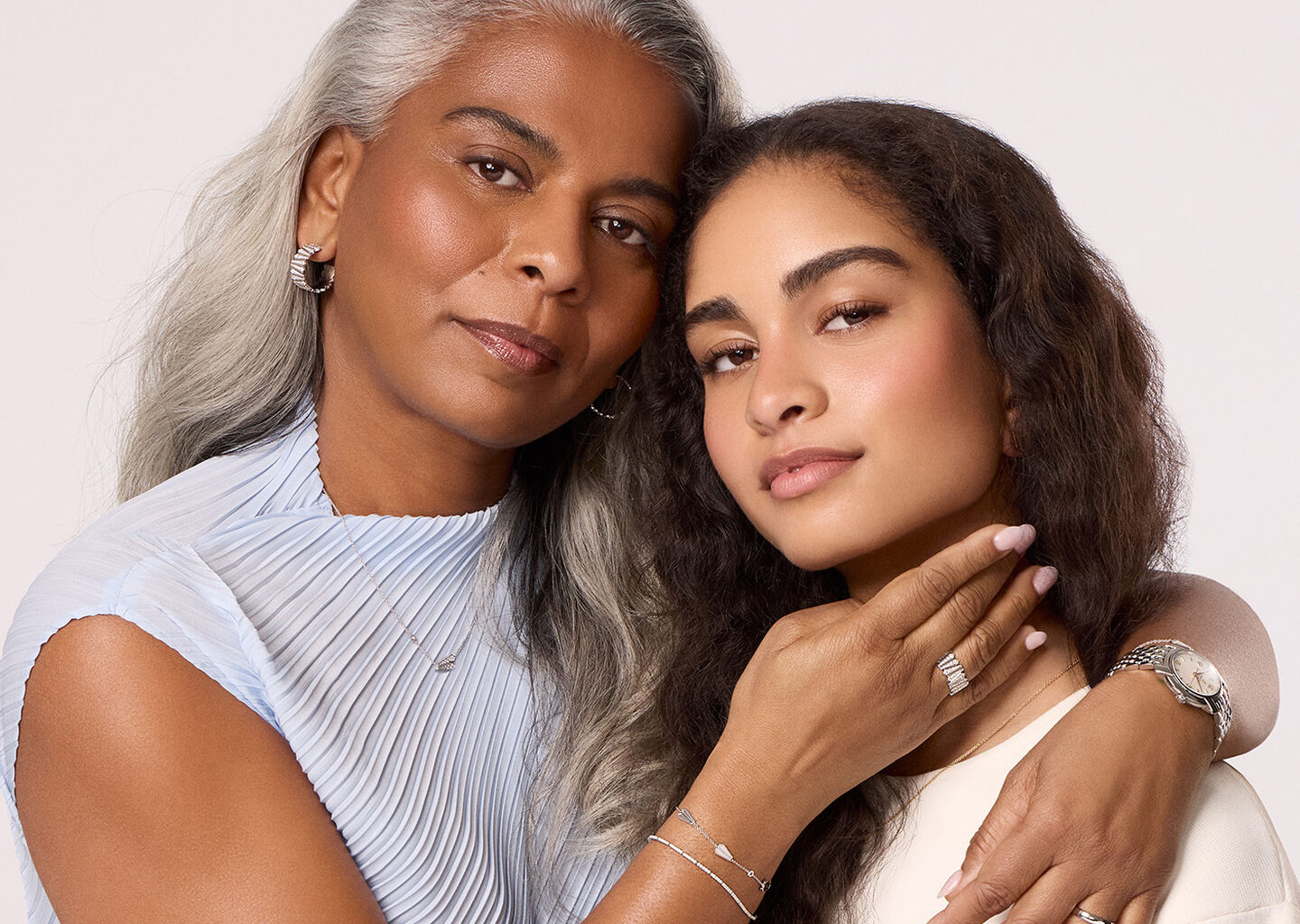 Une m&egrave;re et sa fille portant des bijoux Maison Birks. 