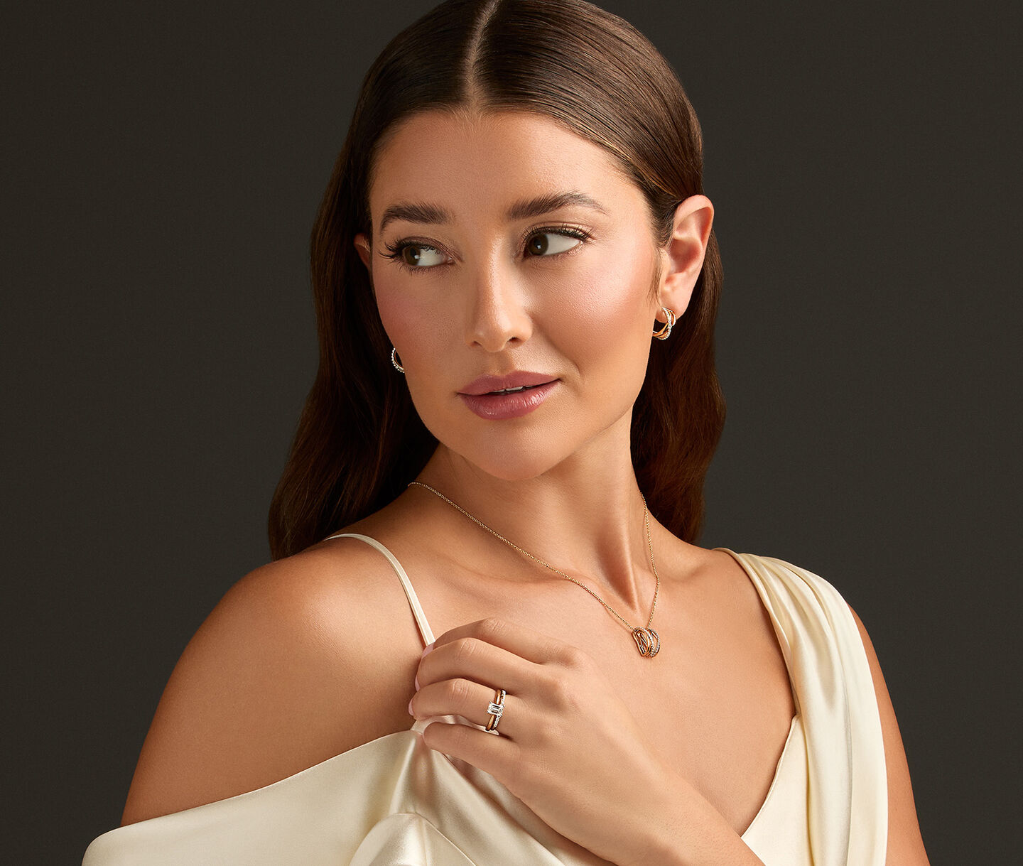 Une femme porte des bijoux Birks Nuptial.