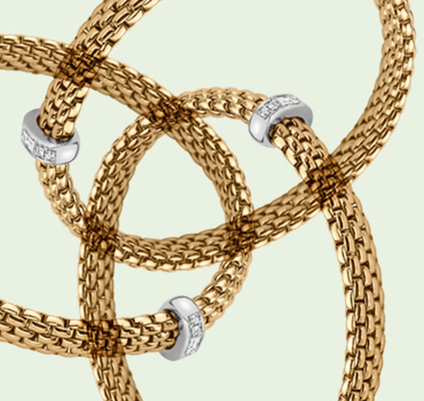 Trois bracelets Vendome sur un font vert.
