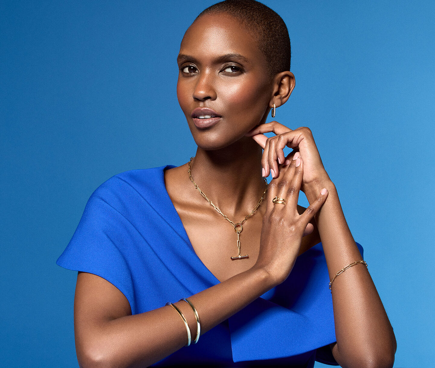 A woman wearing gold jewellery from Maison Birks.