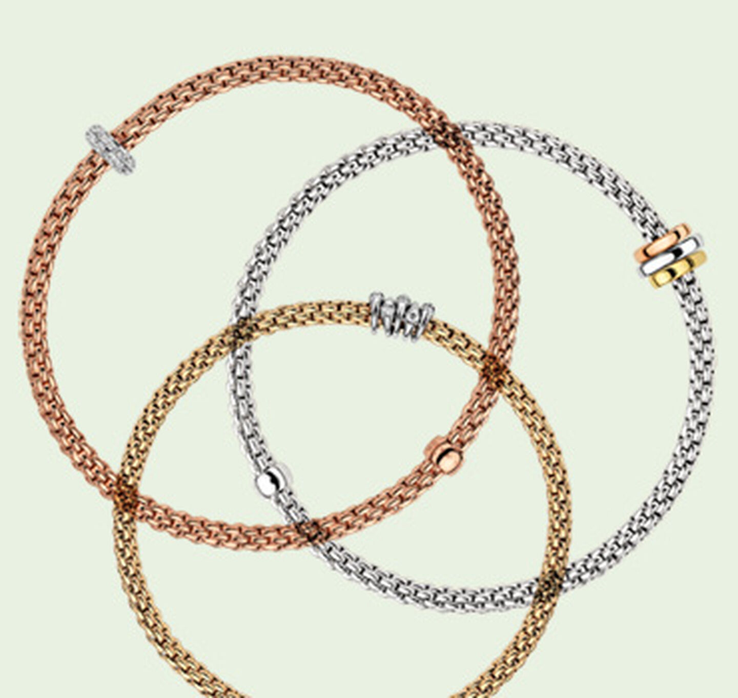 Trois bracelets Prima sur un font vert.