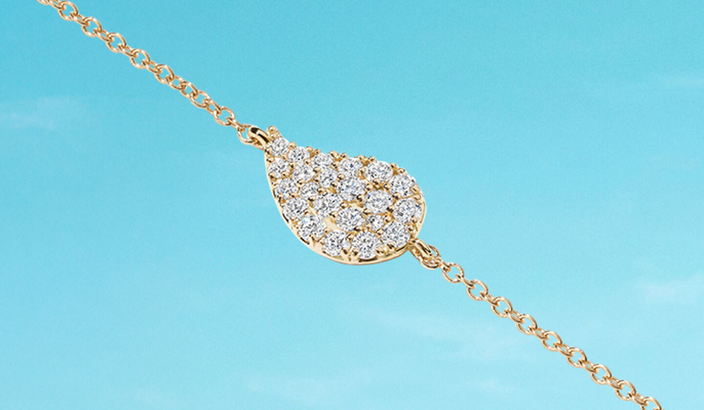 Collier Birks Petale sur fond bleu.