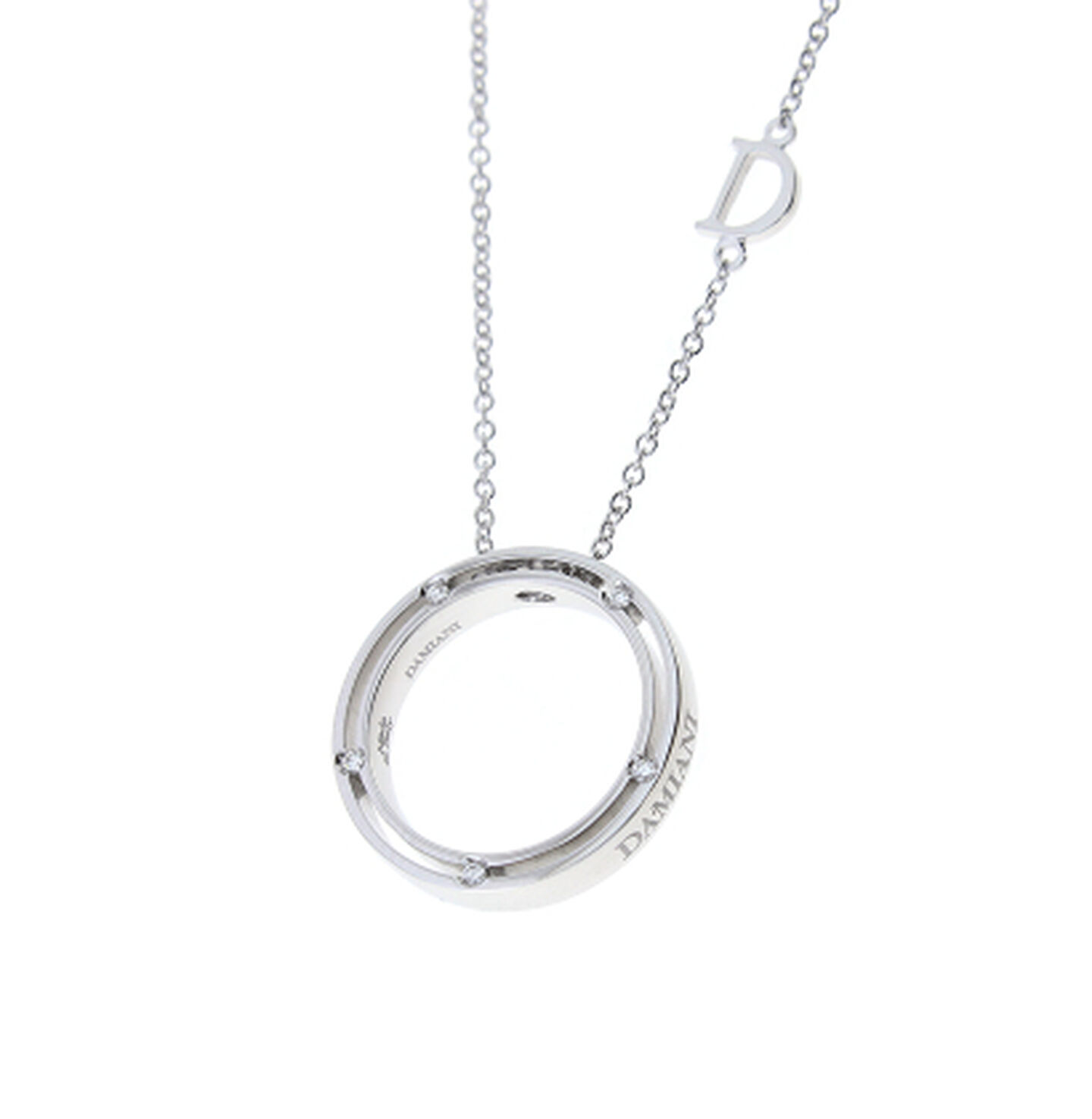 Collier Damiani sur un fond blanc.