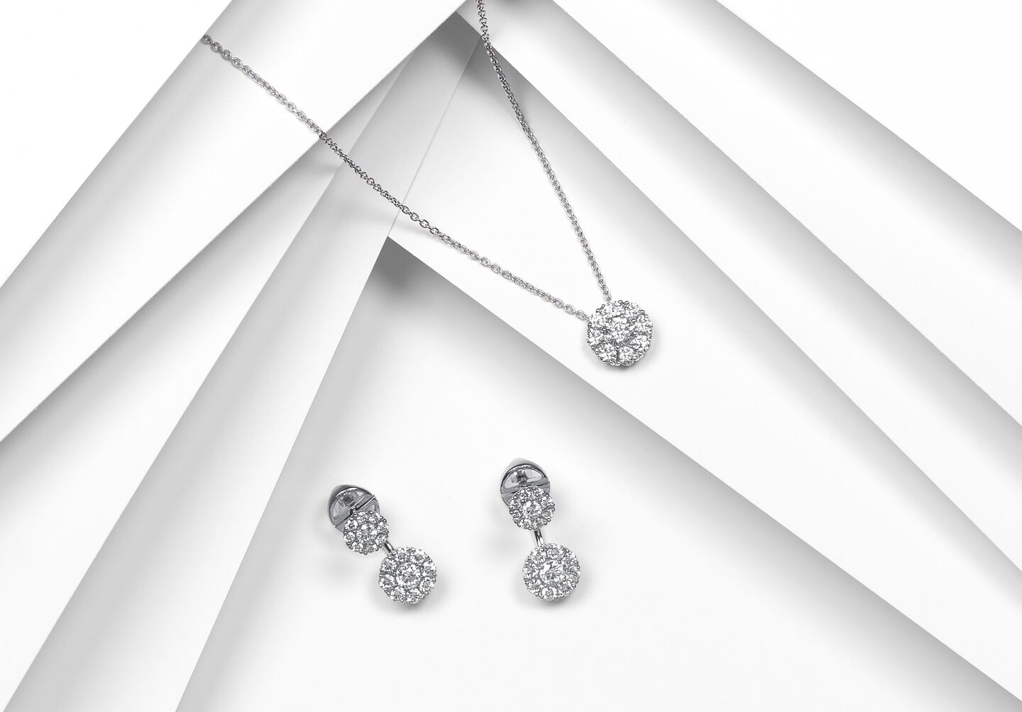 Collier et boucles d'oreilles Birks Snowflake sur un fond blanc