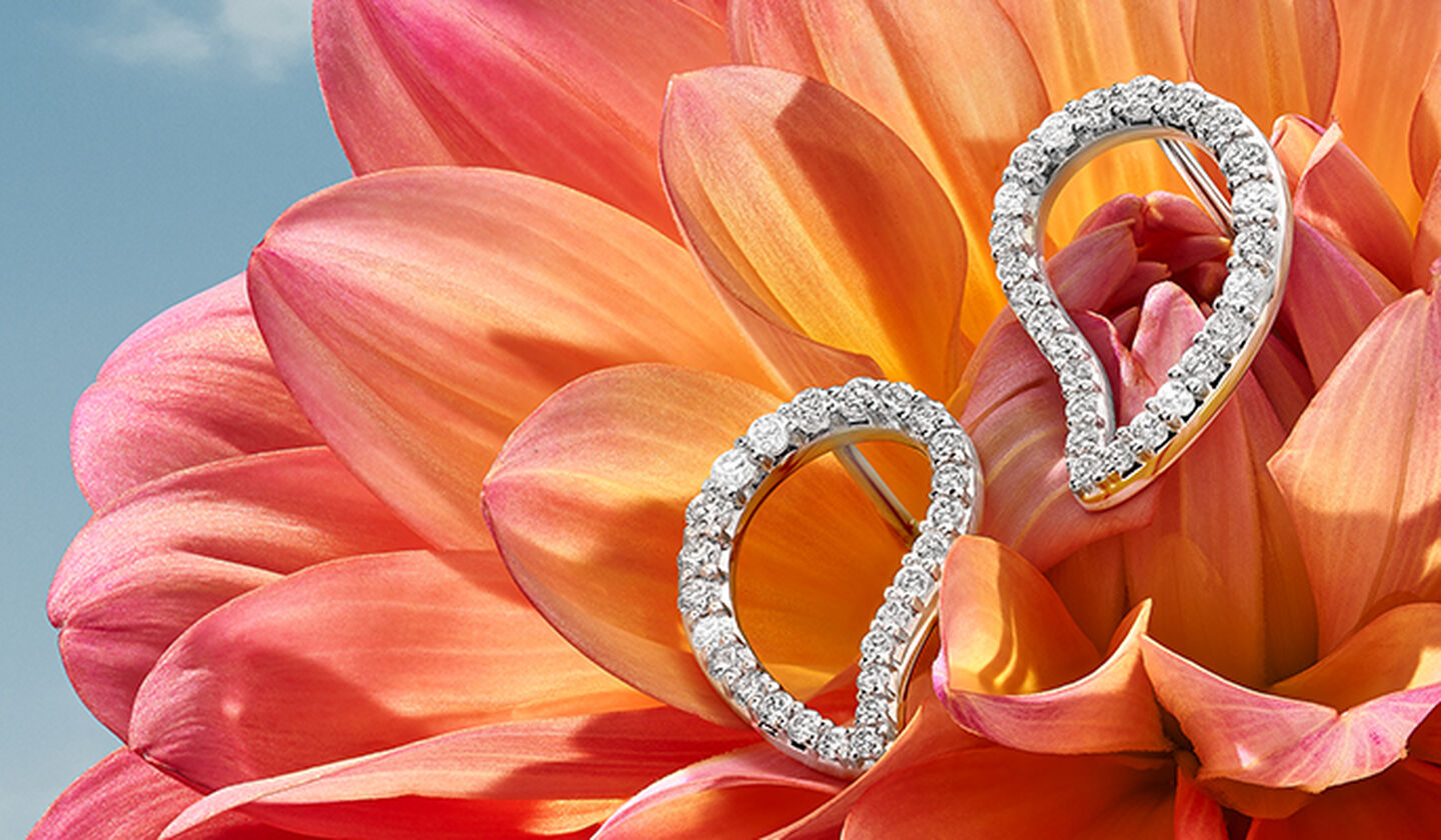 Boucle d'oreille Birks Diamond Petale sur fond de marguerite orange