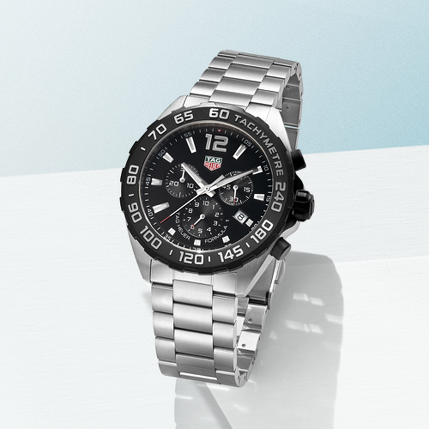 Montre Aquaracer de TAG Heuer sur un fond bleu.