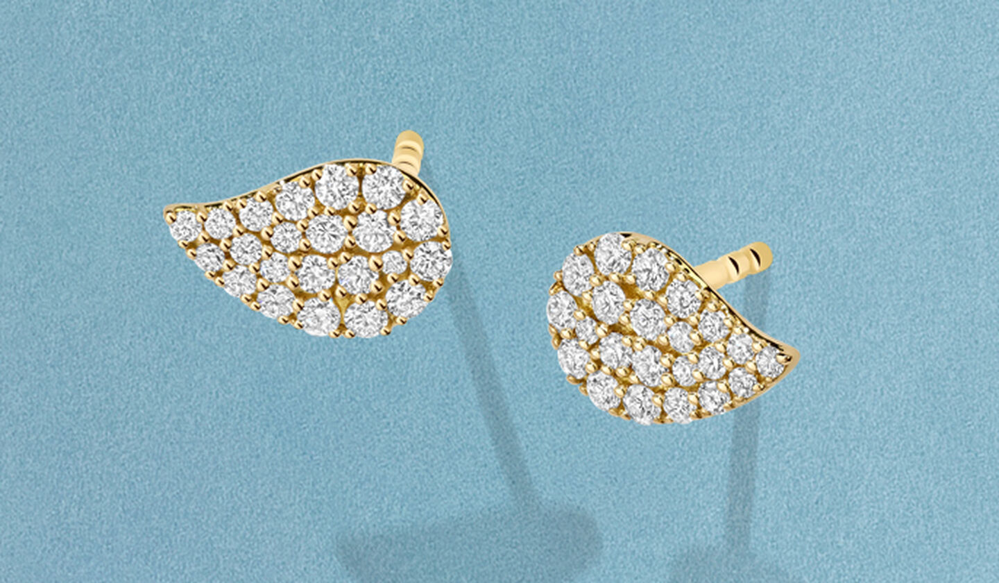 Boucles d'oreilles Birks Petale sur fond bleu.
