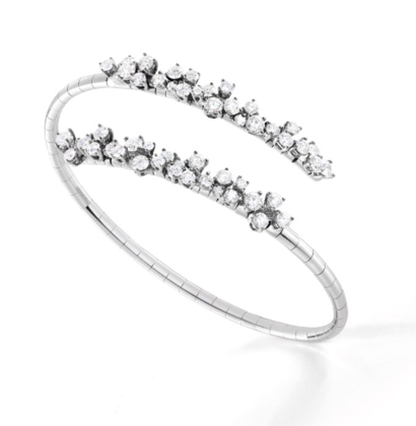 Bracelets Damiani sur un fond blanc.