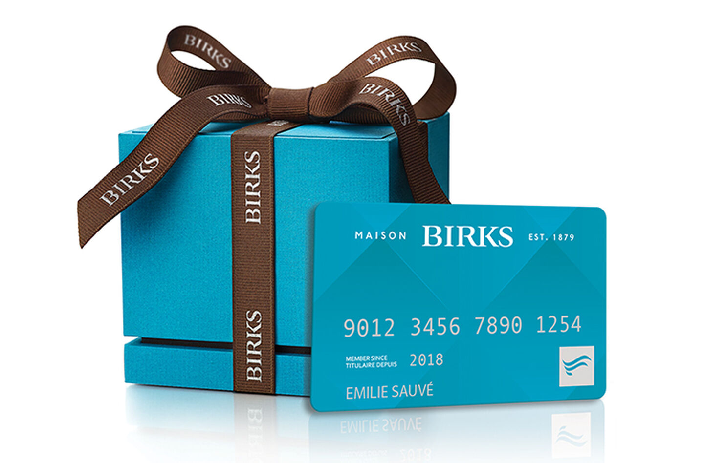 Boîte bleue emblématique de Maison Birks avec ruban brun et carte Flexiti de Maison Birks.
