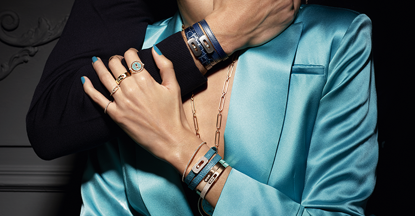 Un homme et une femme enlacé portant les bracelets Messika My Move.