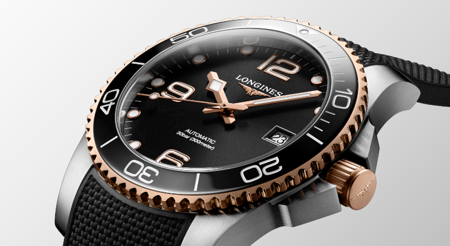 Montre Longines sur un fond gris.