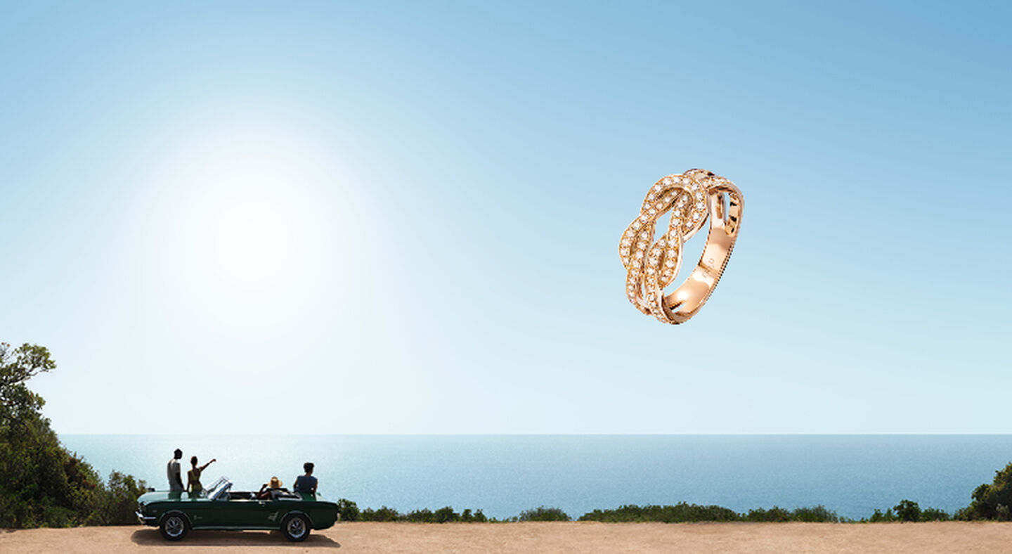 Une femme dans une piscine avec les bijoux Chance Infinie par FRED.