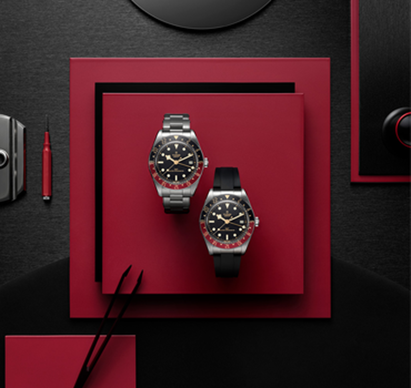 Une montre TUDOR Black Bay sur un fond rouge