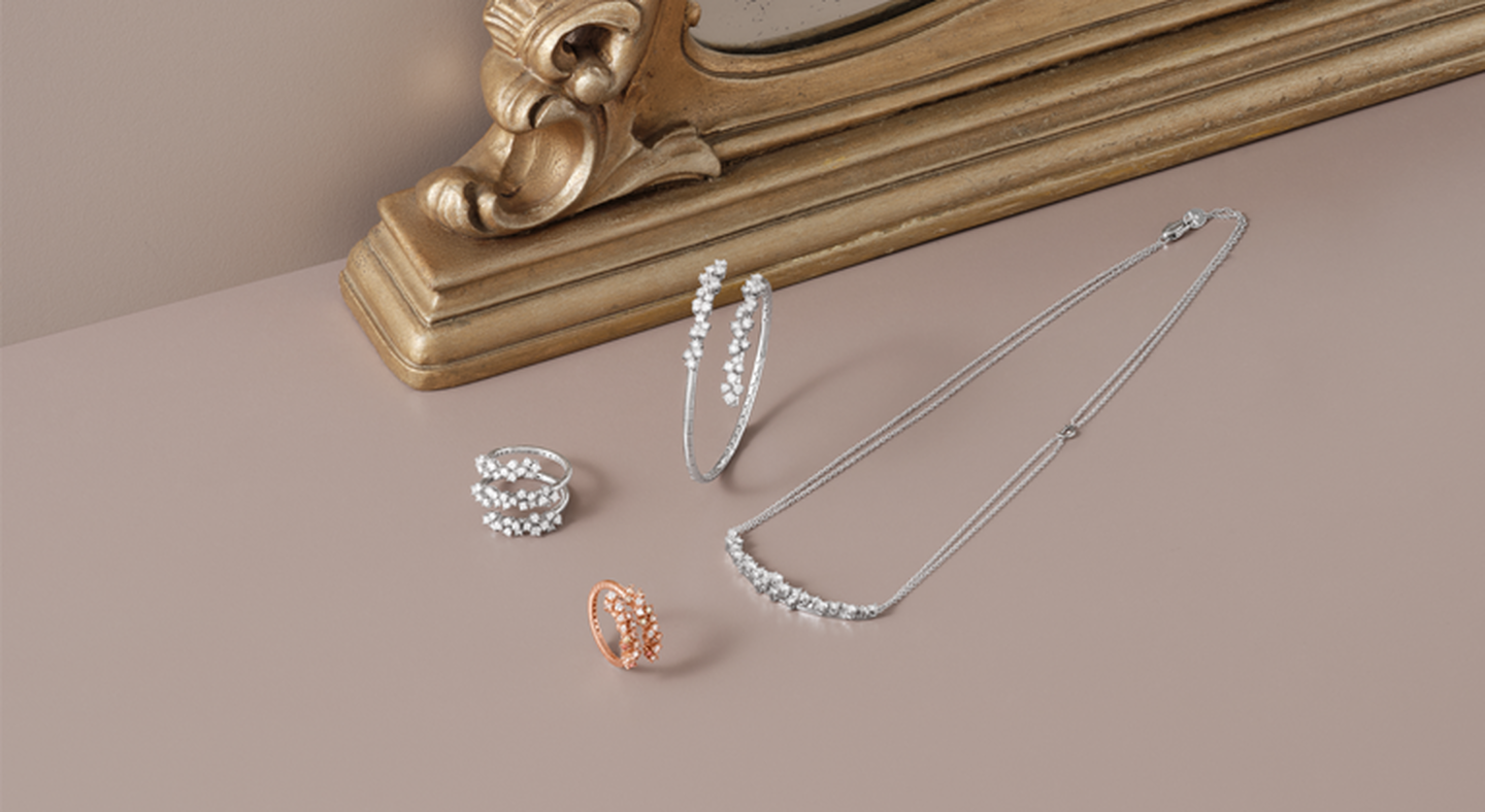 Un assortiment de bijoux la collection Mimosa de Damiani.