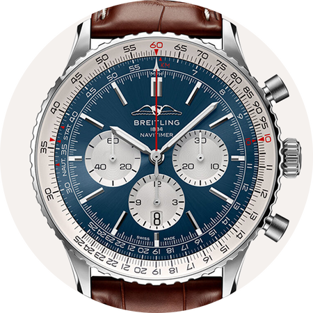 Montre Breitling Navitimer sur un fond beige.