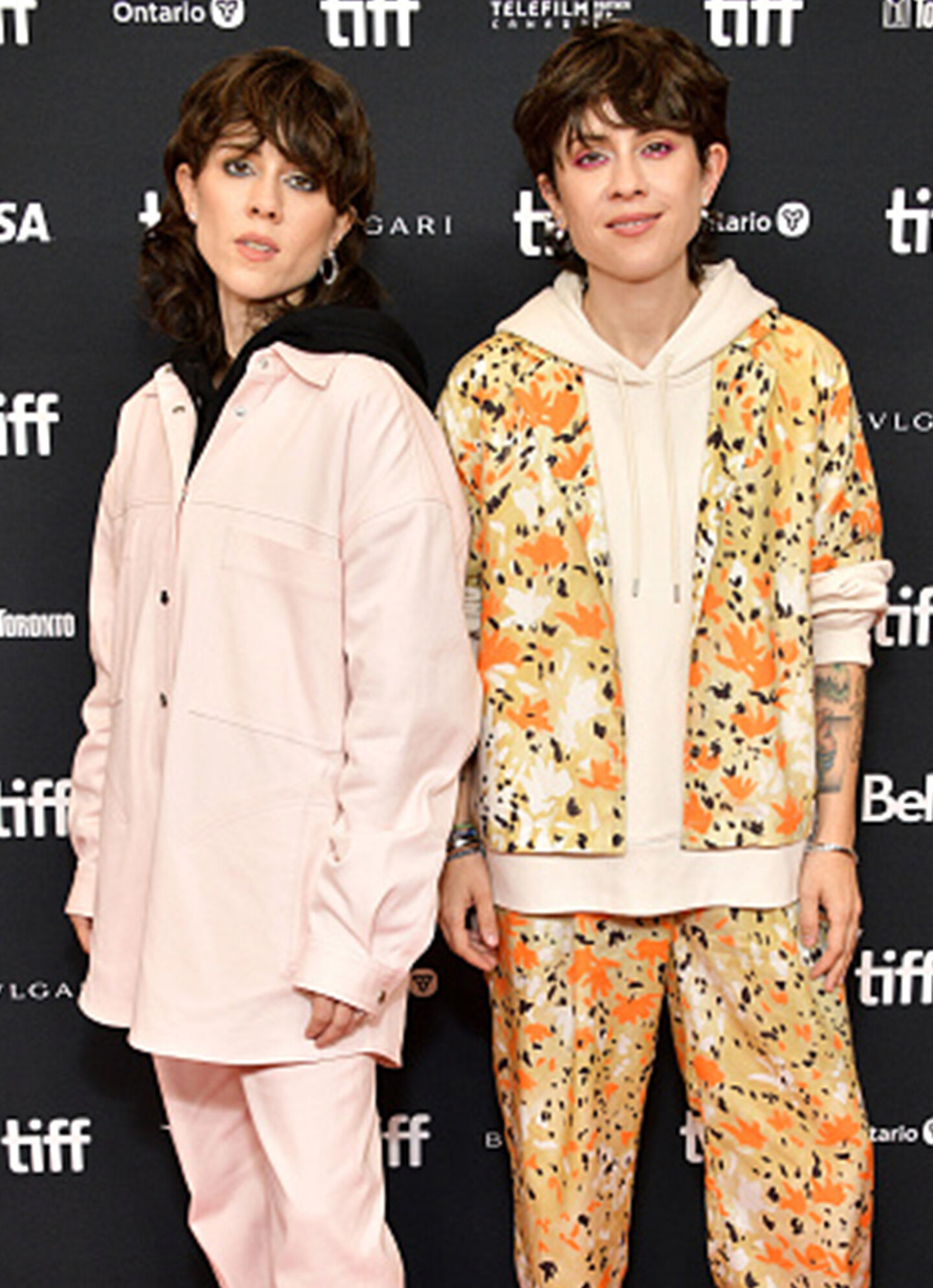 Tegan and Sara portent les bijoux Birks.