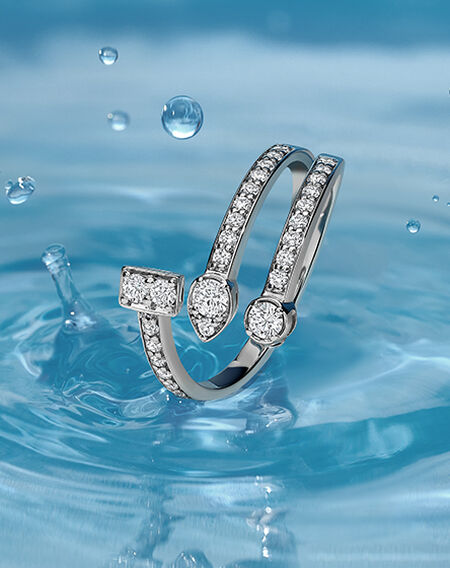 Bague Birks splash trio diamant sur fond bleu glacier.