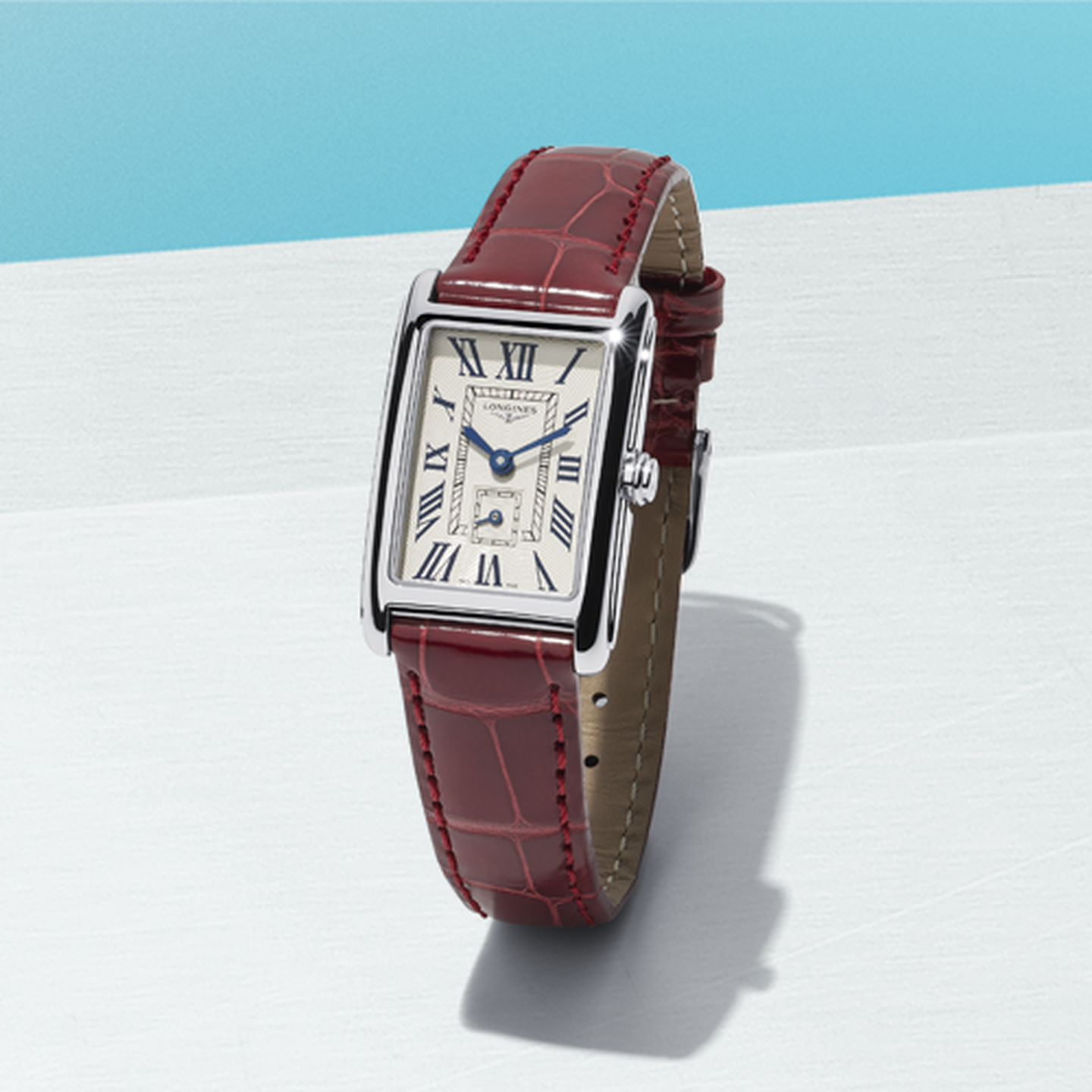 Montre Longines DolceVita sur un fond bleu.