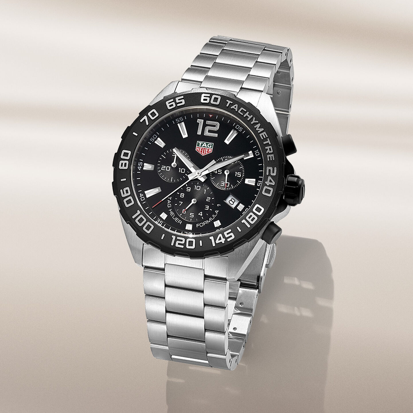 Montre pour hommes de TAG Heuer sur un fond beige.