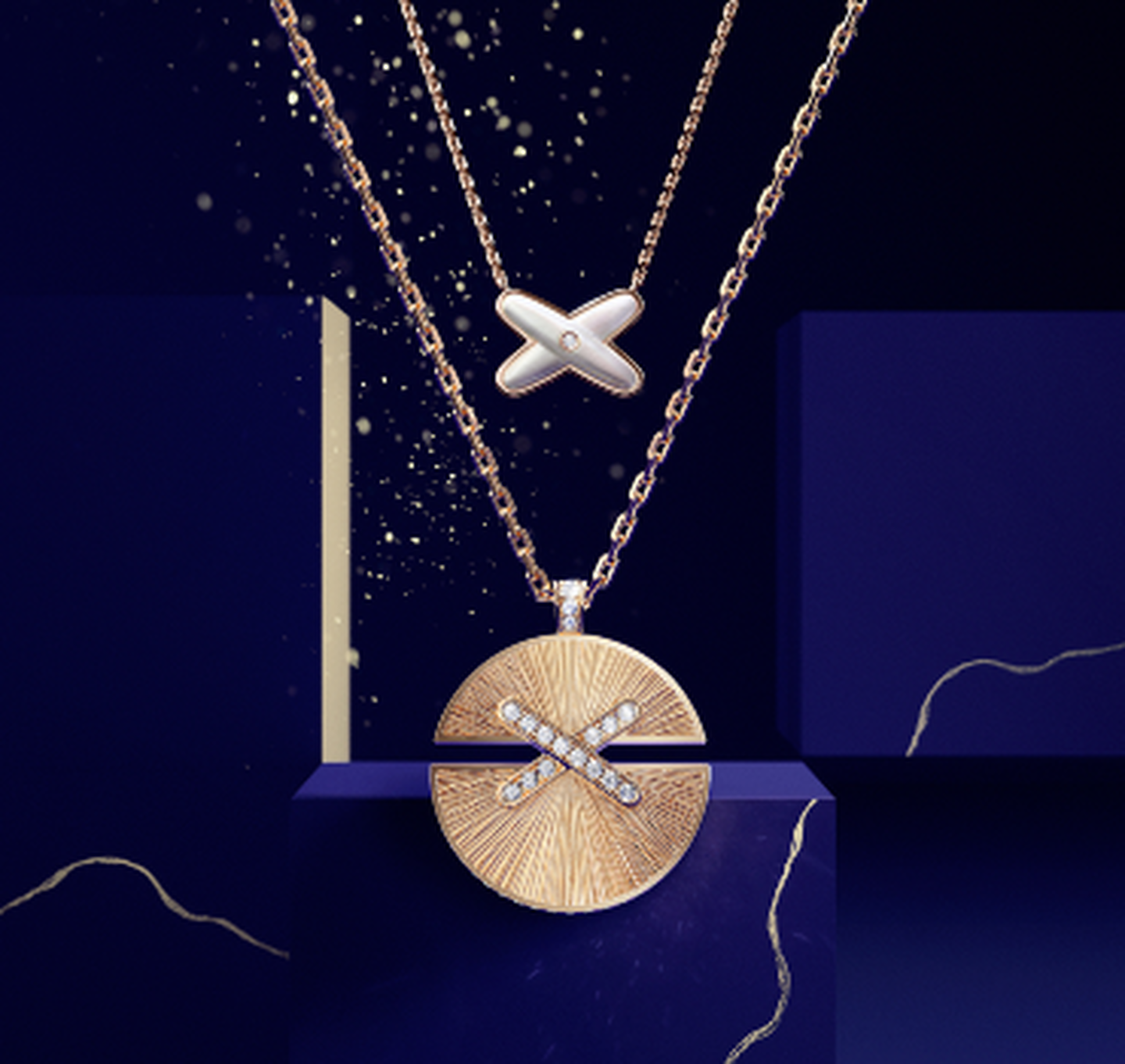Les colliers Jeux de Liens de Chaumet sur un fond bleu foncé .