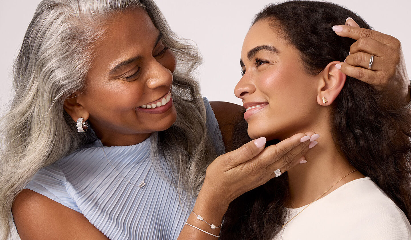 A mother and a daughter wearing Maison Birks jewellery.