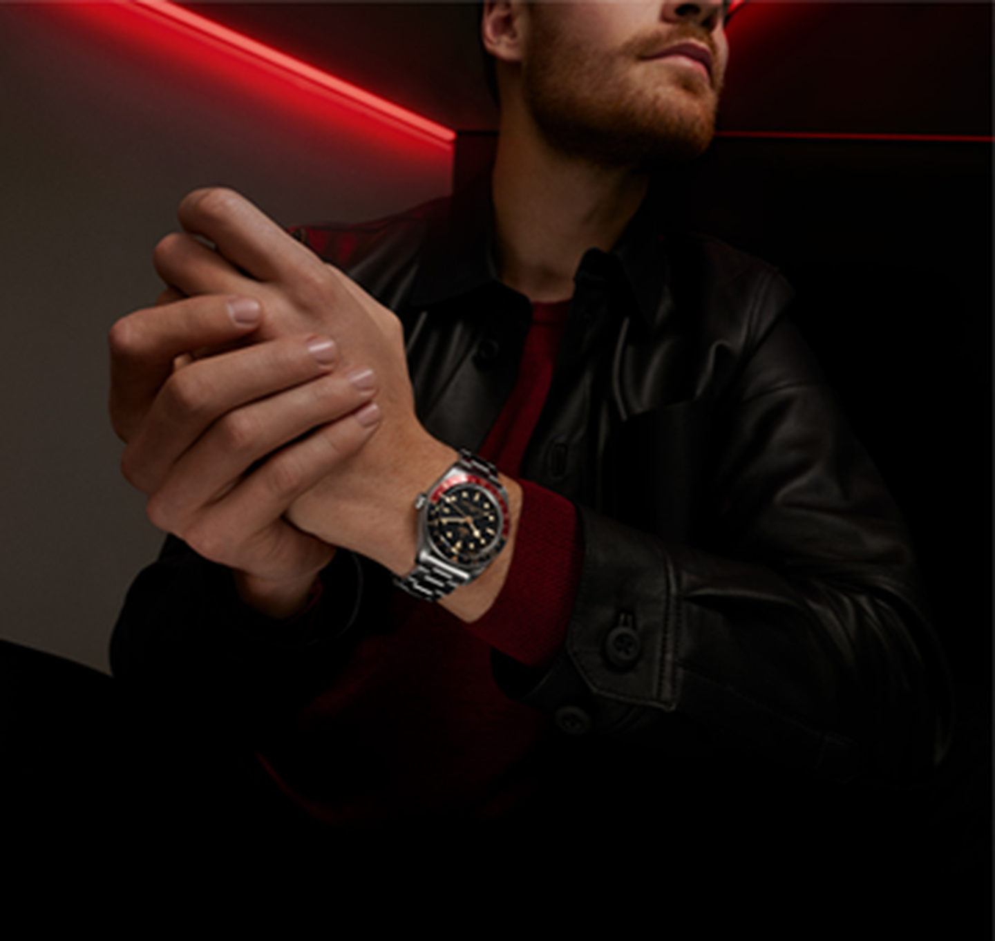 Un homme porte une montre TUDOR Black Bay