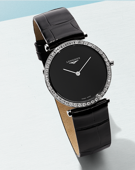 Montre La Grande Classique de Longines sur un fond bleu.