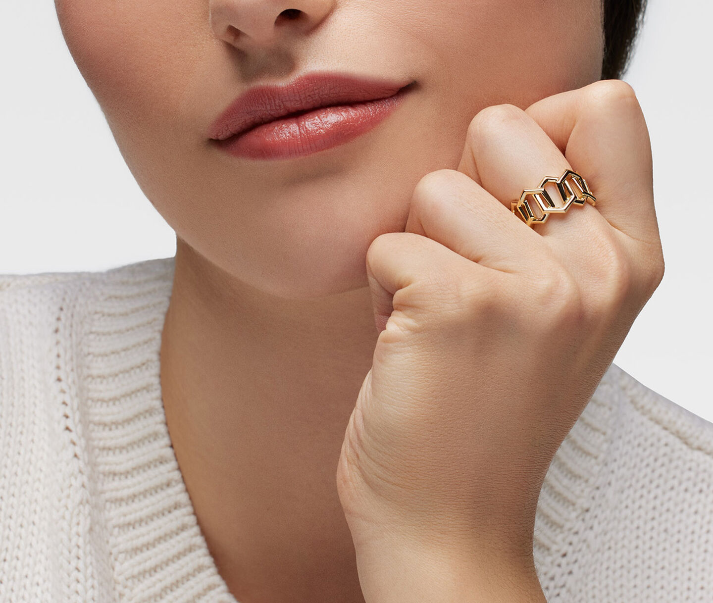 Une femme porte la bague Birks Bee Chic en or jaune.