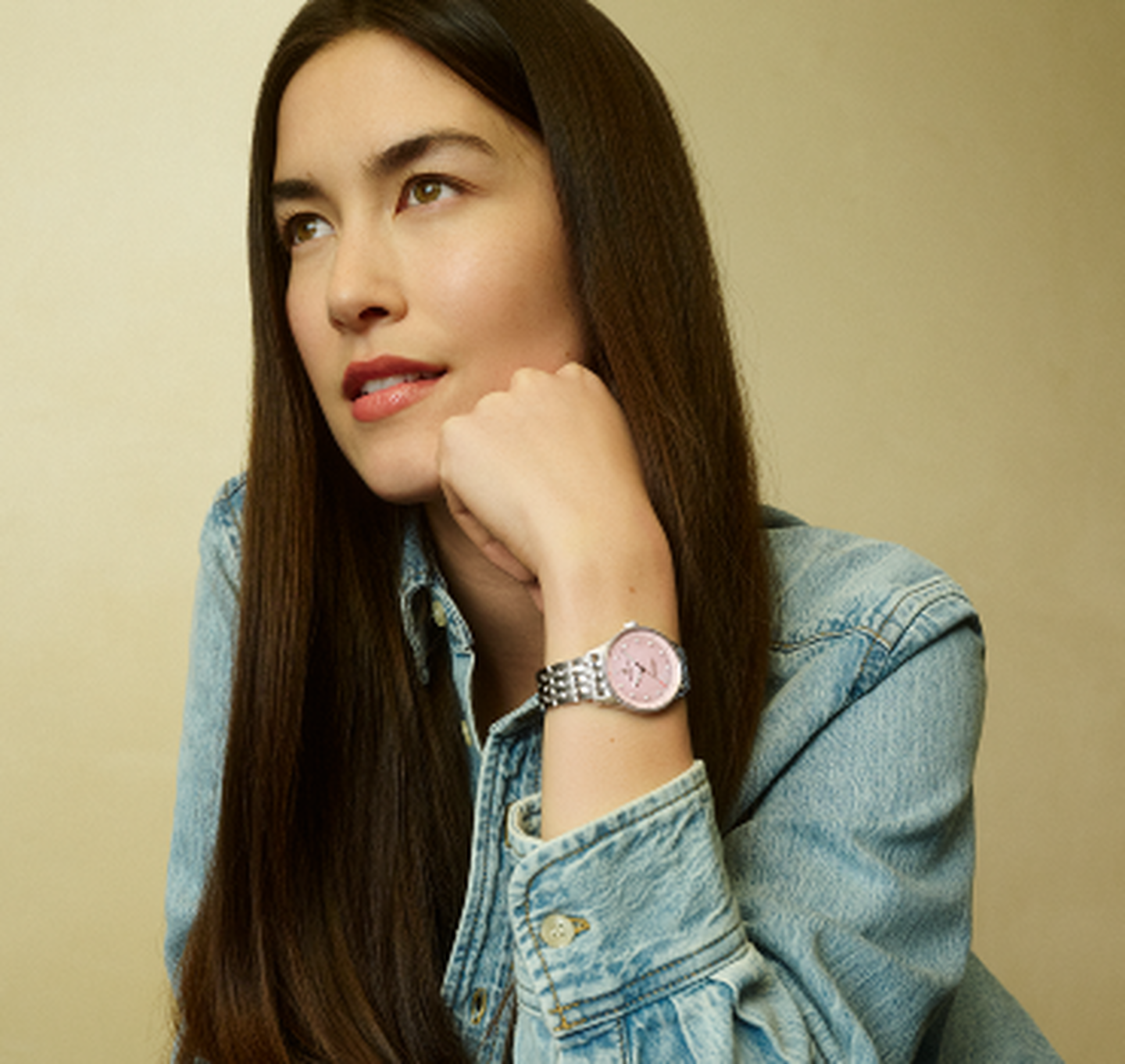 Une femme porte une montre Breitling