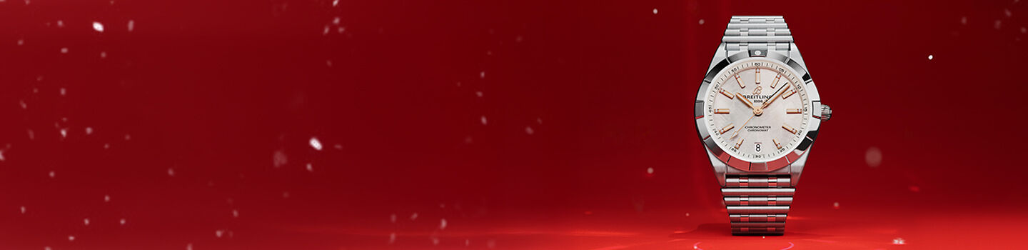 Une montre Chronomat de Breitling sur un fond rouge festif 