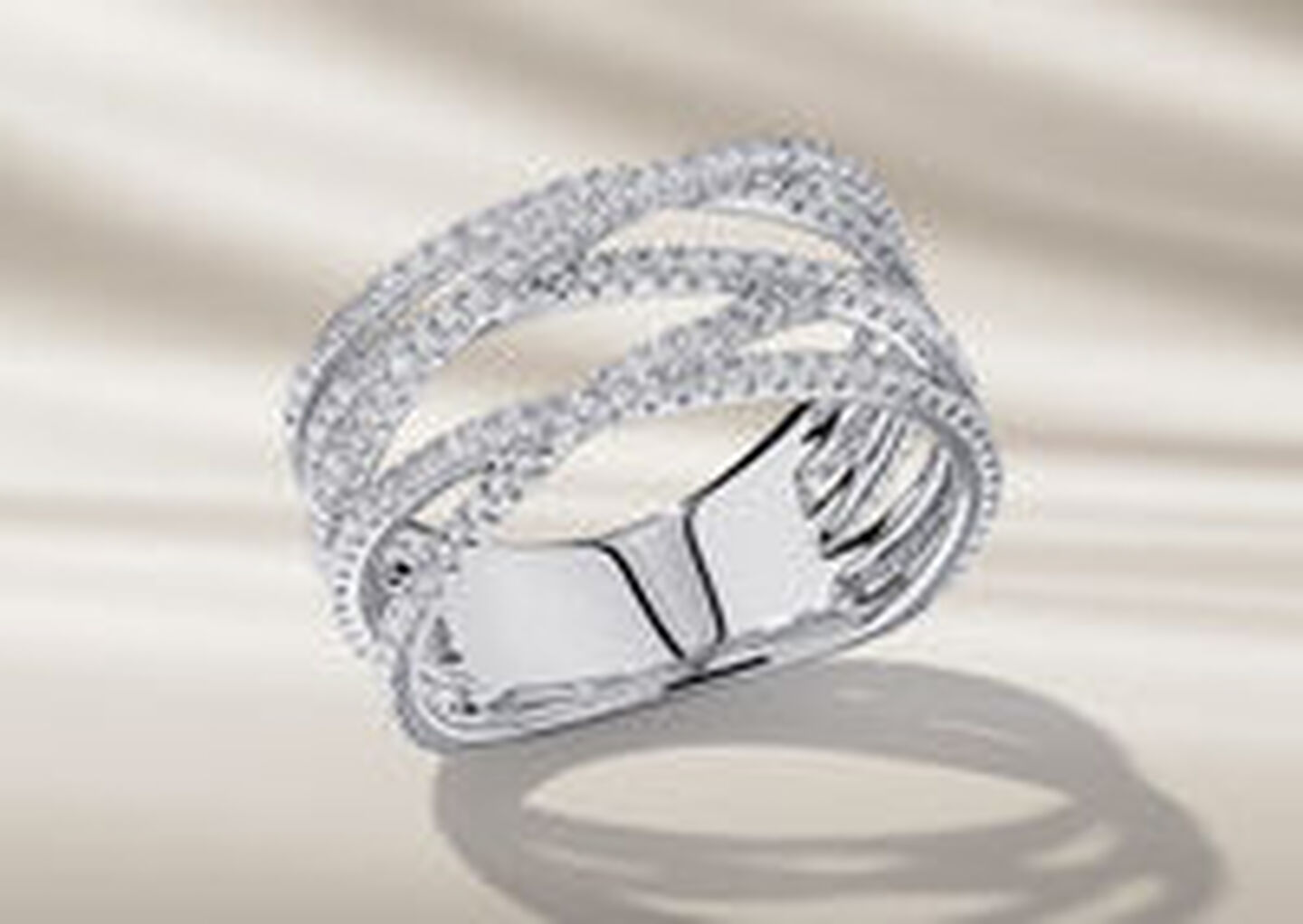 Bague Birks Rosee du Matin sur un fond beige.