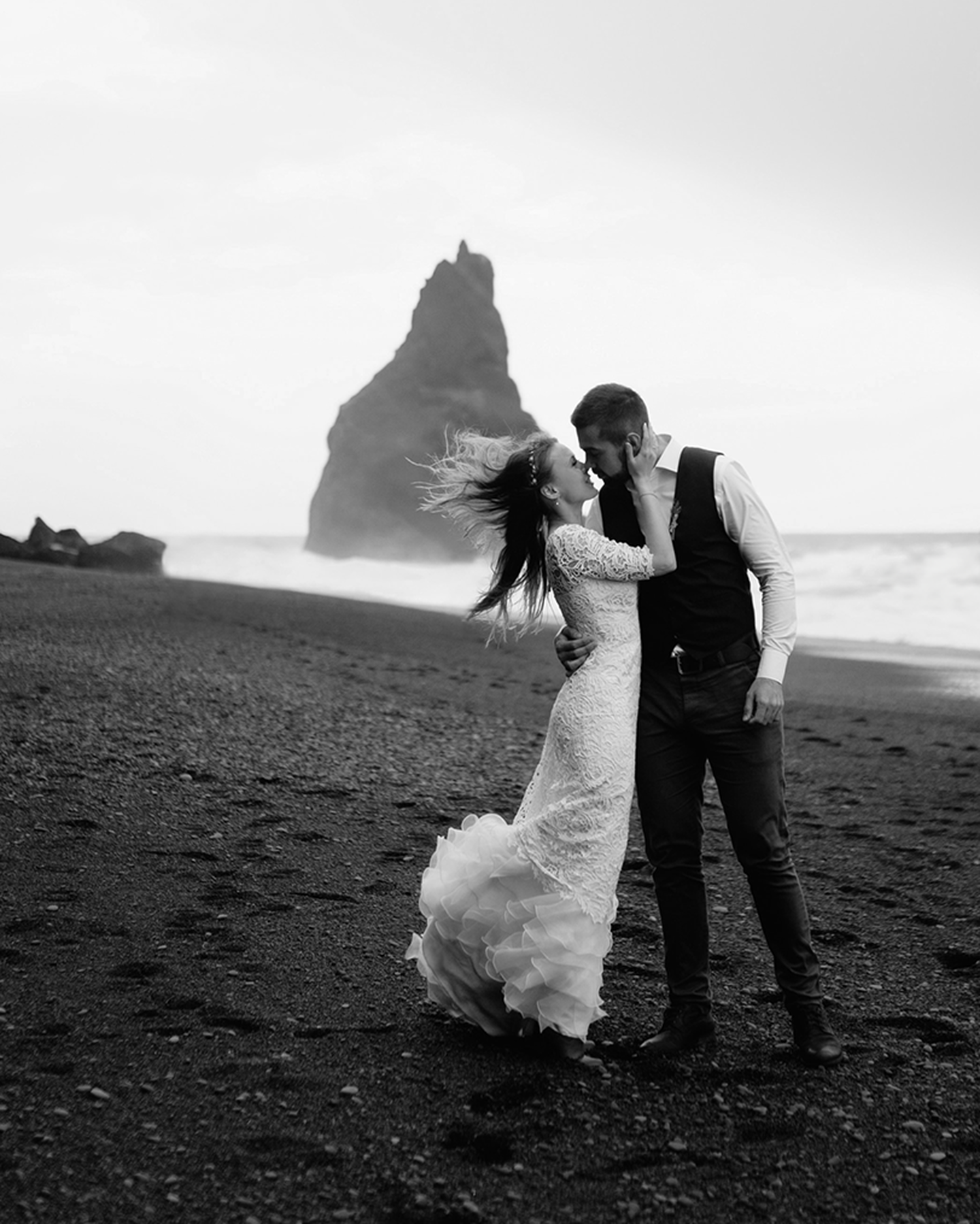 Un couple se mariant sur une plage dans un cadre romantique.