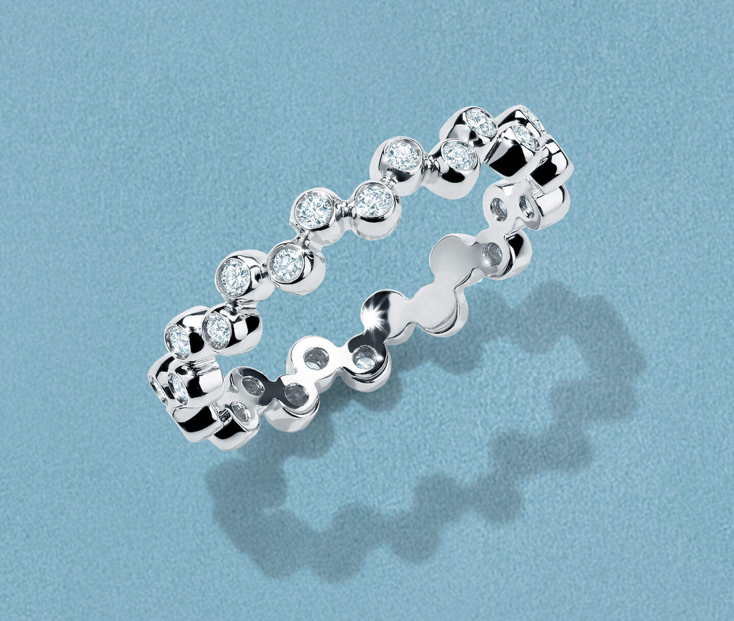 Bague en diamants Birks Iconic Splash sur fond bleu.