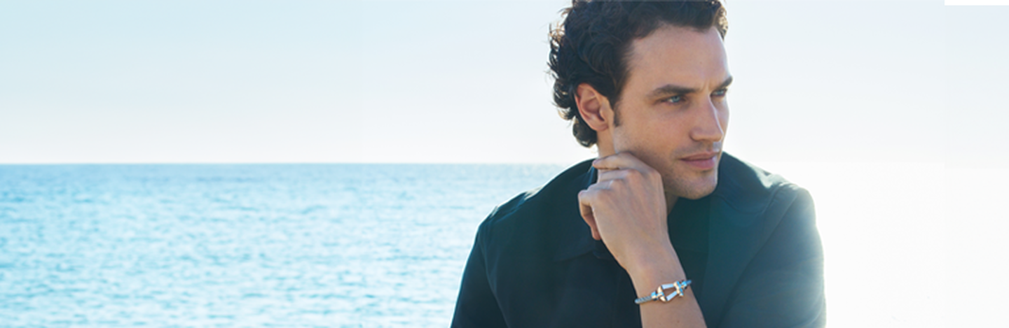 Un homme porte le bracelet FRED Force 10. 