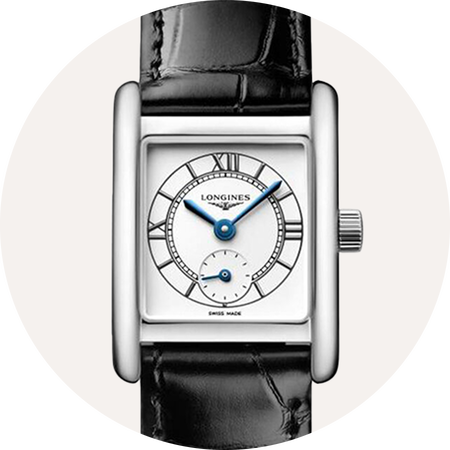 Montre Longines DolceVita sur un fond beige.