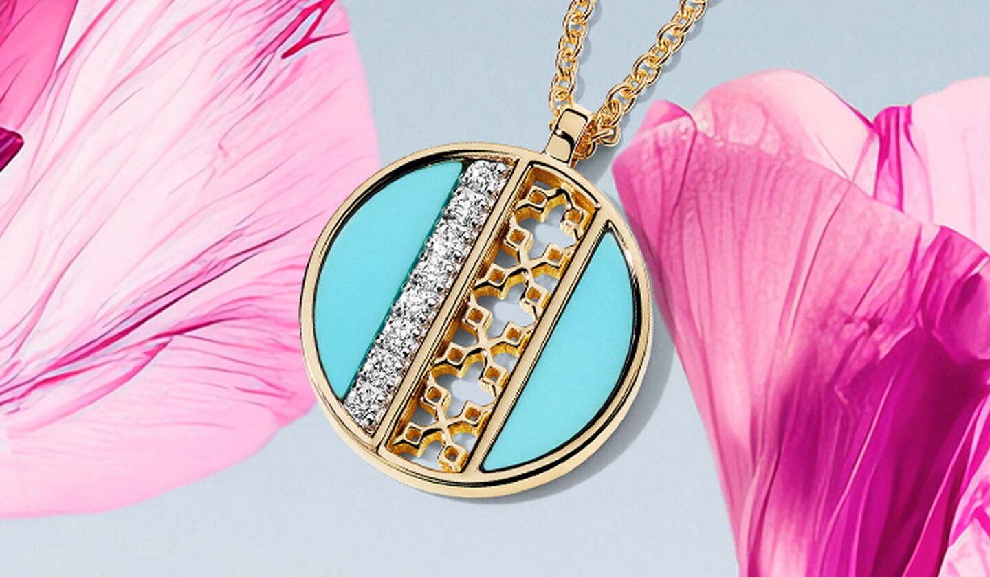 Médaillon Birks Dare to Dream en turquoise et diamants sur fond de fleur rose.