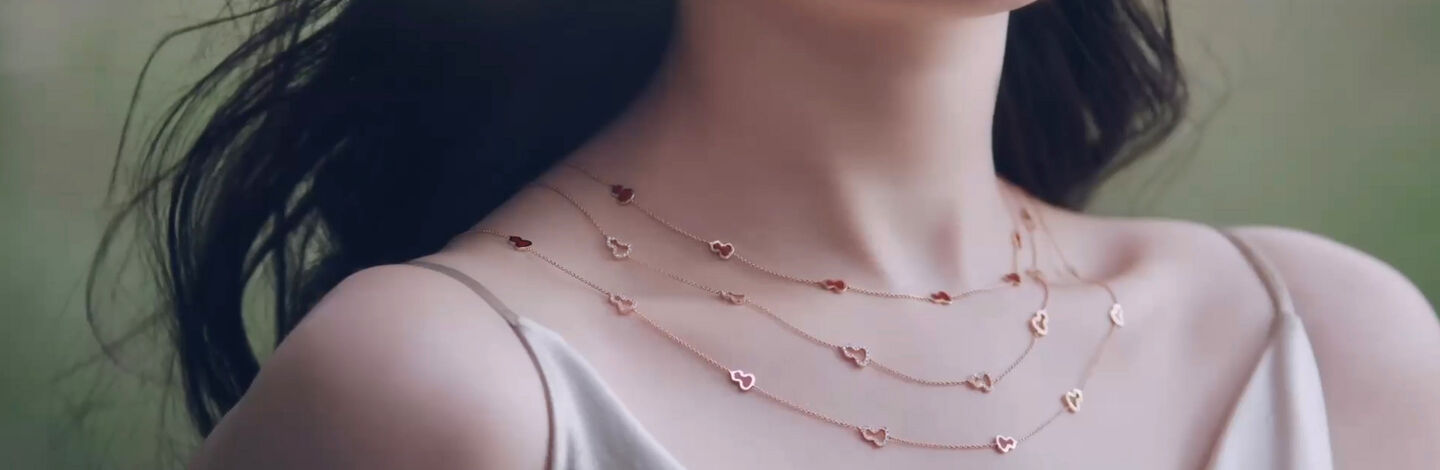 Une femme porte un collier Wulu par Qeelin