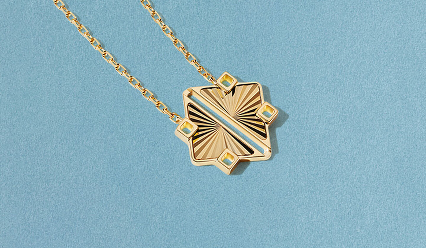 Collier Birks Muse sur un fond bleu.