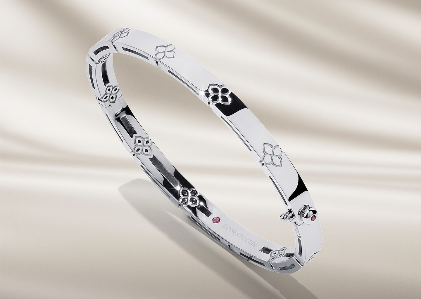 Bracelet Love in Verona de Roberto Coin en or blanc sur un fond beige.