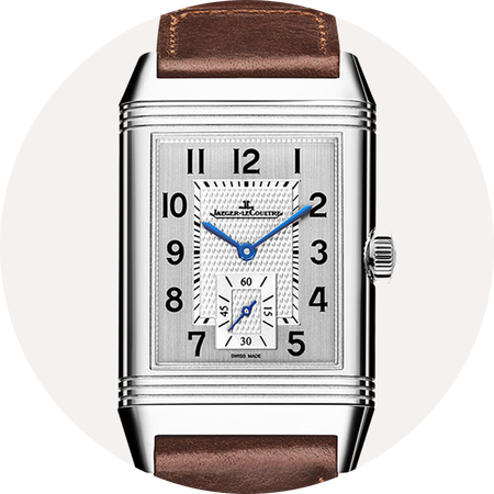 Montre Jaeger-LeCoultre Reverso sur un fond beige.