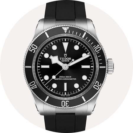 Montre TUDOR Black Bay sur un fond beige.