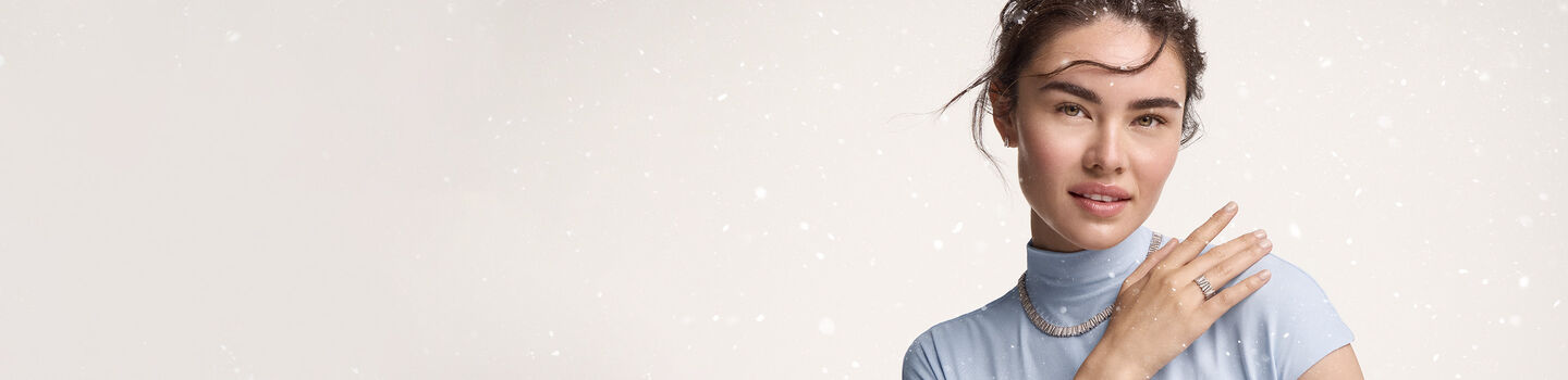 Une femme porte les bijoux Birks Beekeeper.