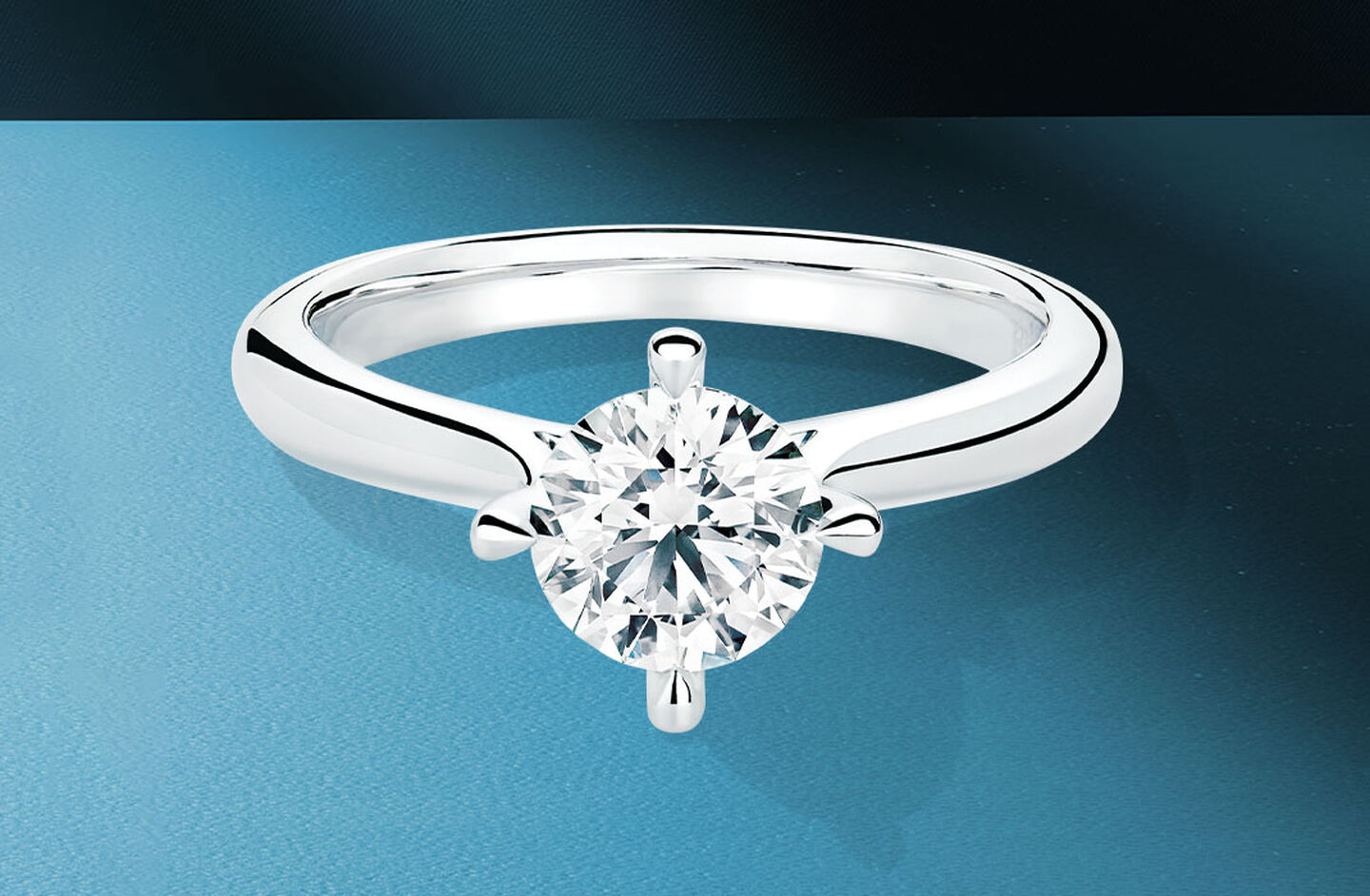 Bague de fiançailles Birks Nordic Light sur un fond bleu.